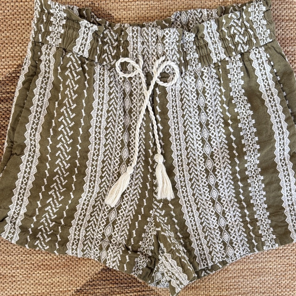 House of Harlow 1960 Boho Embroidered Tassel Shorts Olive Small - Picture 2 of 4